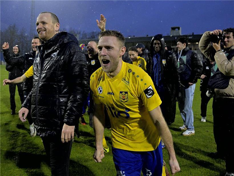 Laurent Jans und Teamkollegen feiern ausgelassen bei einer feuchtfröhlichen Nacht mit Getränken und guter Stimmung