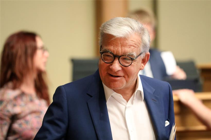 Laurent Mosar beschreibt sich als Politiker der klaren Worte. Nach einem Beitrag auf Twitter sah er sich nun dem Vorwurf ausgesetzt, Faschisten weniger schlimm als Grüne zu finden – Mosar findet das eigenen Aussagen nach nicht, der Schaden ist trotzdem angerichtet.

