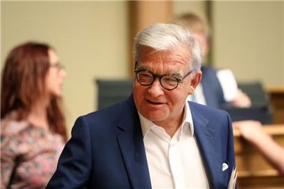 Laurent Mosar beschreibt sich als Politiker der klaren Worte. Nach einem Beitrag auf Twitter sah er sich nun dem Vorwurf ausgesetzt, Faschisten weniger schlimm als Grüne zu finden – Mosar findet das eigenen Aussagen nach nicht, der Schaden ist trotzdem angerichtet.
