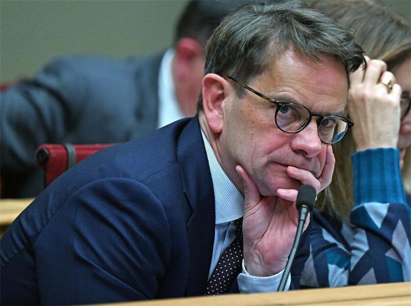 Laurent Zeimet (CSV) spricht als Vize-Präsident der Chamber-Kommission bei offizieller Sitzung