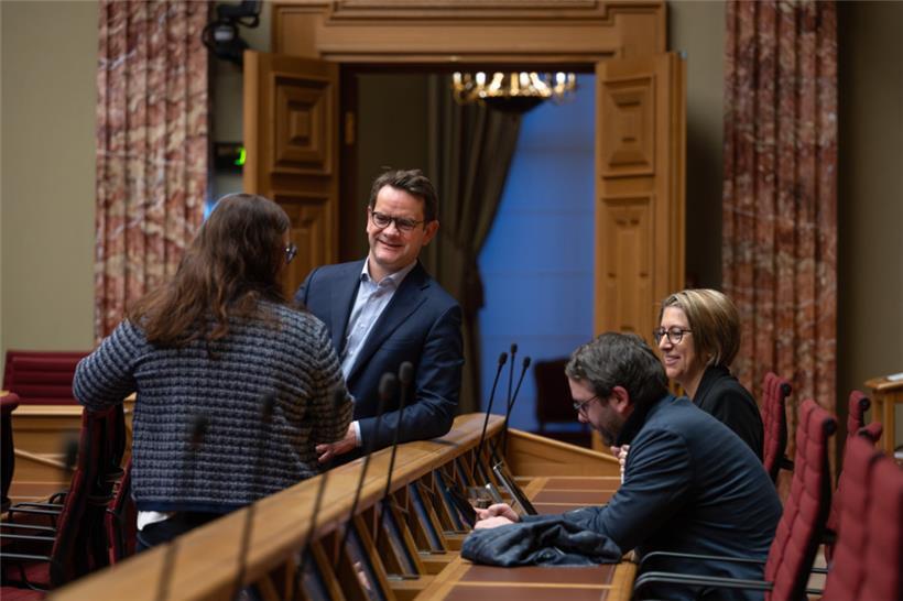 Laurent Zeimet im Gespräch mit einigen seiner Fraktionskollegen. Wer dem sozialen Lager um Spautz und Zeimet noch angehört, ist indes nicht ganz klar.
