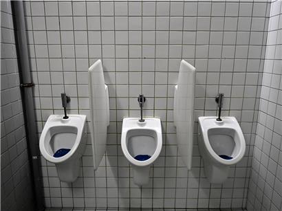 Mann nutzt Pissoir als Safe Space – politisches Statement von ADR-Politiker zur Männergesundheit und gesellschaftlichen Themen