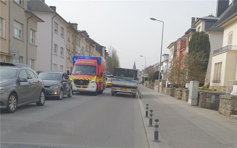 Chaotische Verkehrssituation mit aufgeregten Autofahrern, aufgenommen von Beifahrer Alex Heyar bei einem Stau.