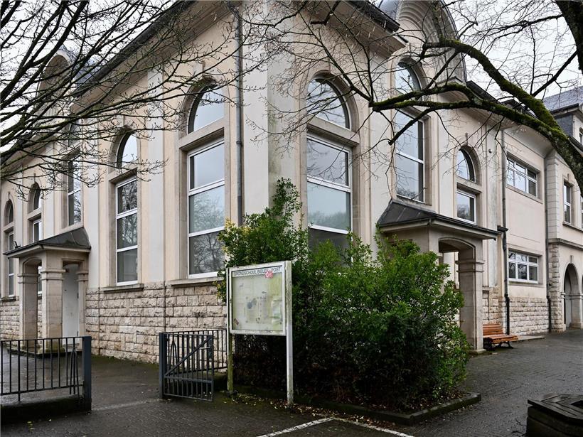 Älteste unrenovierte Schule der Gemeinde laut Bürgermeisterin, symbolisch für dringend benötigte Bildungsstruktur-Erneuerung