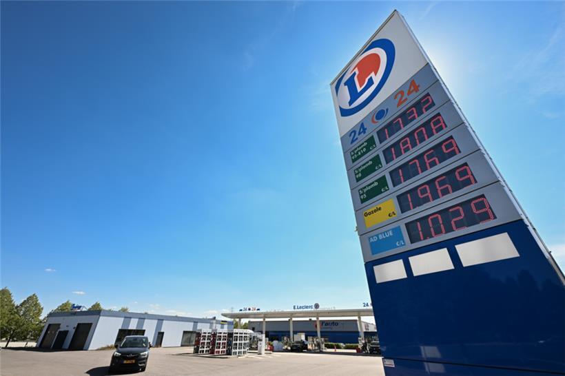 Laut CSV ein No-Go und doch schon bald ein gewohntes Bild? Luxemburger Autofahrer an einer Tankstelle in Thionville.

