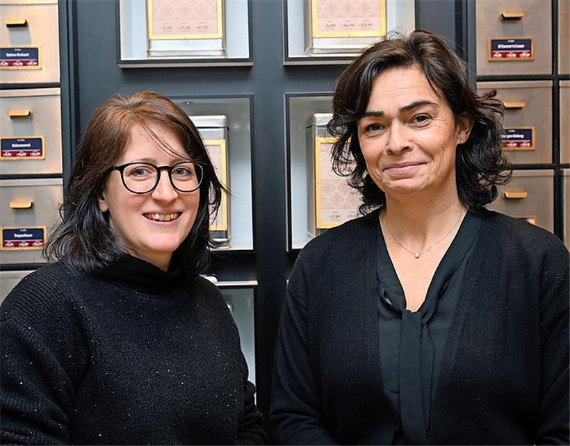 Laut Caroline Graas (l.) und Anne Foucher kam an den Samstagen während der Proteste weniger Kundschaft in dem Teeladen vorbei 
