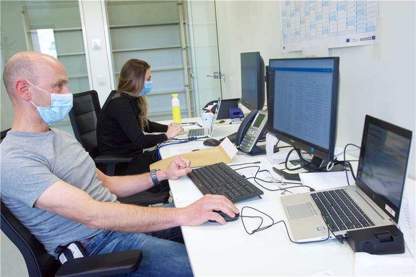 Laut Claude P. Muller sind die Modelle und Strategien im Kampf gegen das Virus eng an die Tracing-Kapazität geknüpft. Unser Archivfoto zeigt Mitarbeiter der Abteilung für Contact Tracing bei der „Inspection sanitaire“ im Mai.
