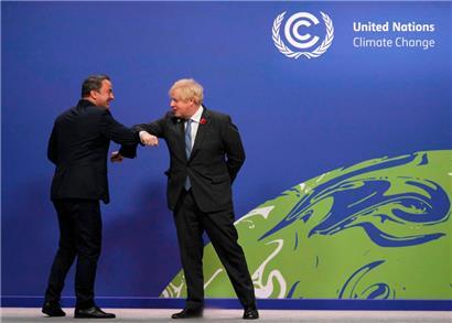 Laut Clemens Graf von Hoyos ist der Handschlag noch nicht ausgestorben
