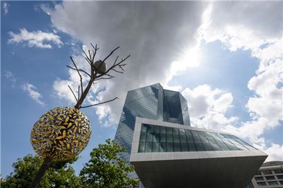 Laut EZB weisen Untersuchungen der Ölpreiskrise in den 1970er Jahren darauf hin, dass es für lang anhaltende Folgen für das Produktionspotenzial einer Wirtschaft aufgrund von Ölpreisschocks keine klaren Beweise gebe
