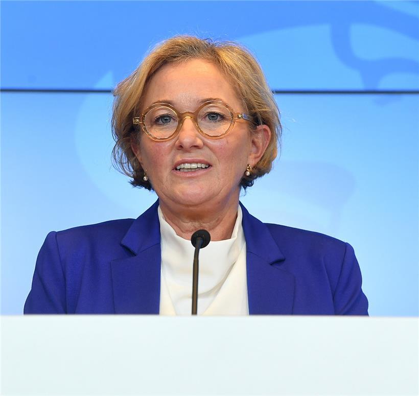 Laut Gesundheitsministerin Paulette Lenert (LSAP) wird Luxemburg in den kommenden Monaten 1,3 Millionen Impfdosen erhalten. Damit könnten 824.461 Menschen vor dem Coronavirus geschützt werden.
