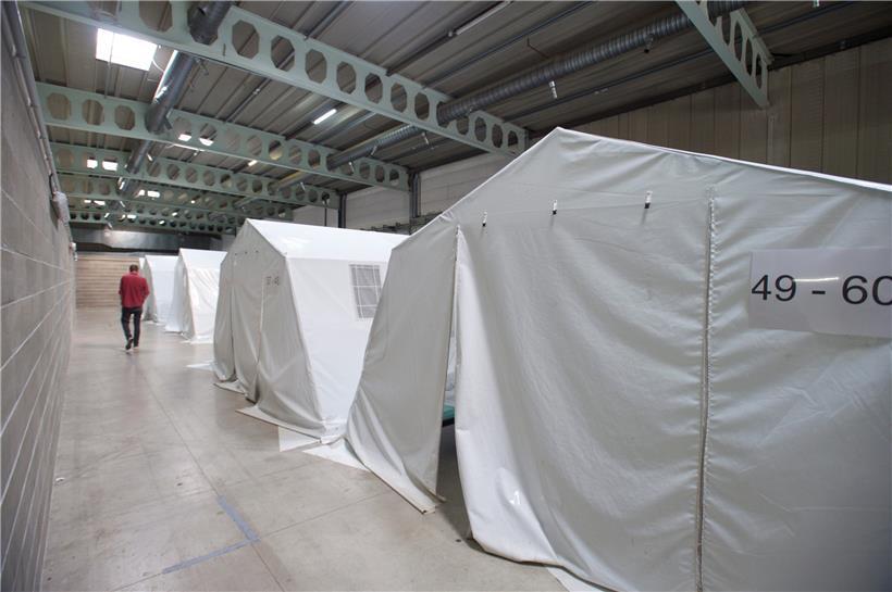 Laut „Lëtzebuerger Flüchtlingsrot“ beklagen sich manche Personen, die positiv auf das Coronavirus getestet wurden, über mangelnde Frischluft in den Zelten der SHUK. Bei einer Lungenkrankheit wie Covid-19 empfänden sie diesen Zustand als erdrückend.
