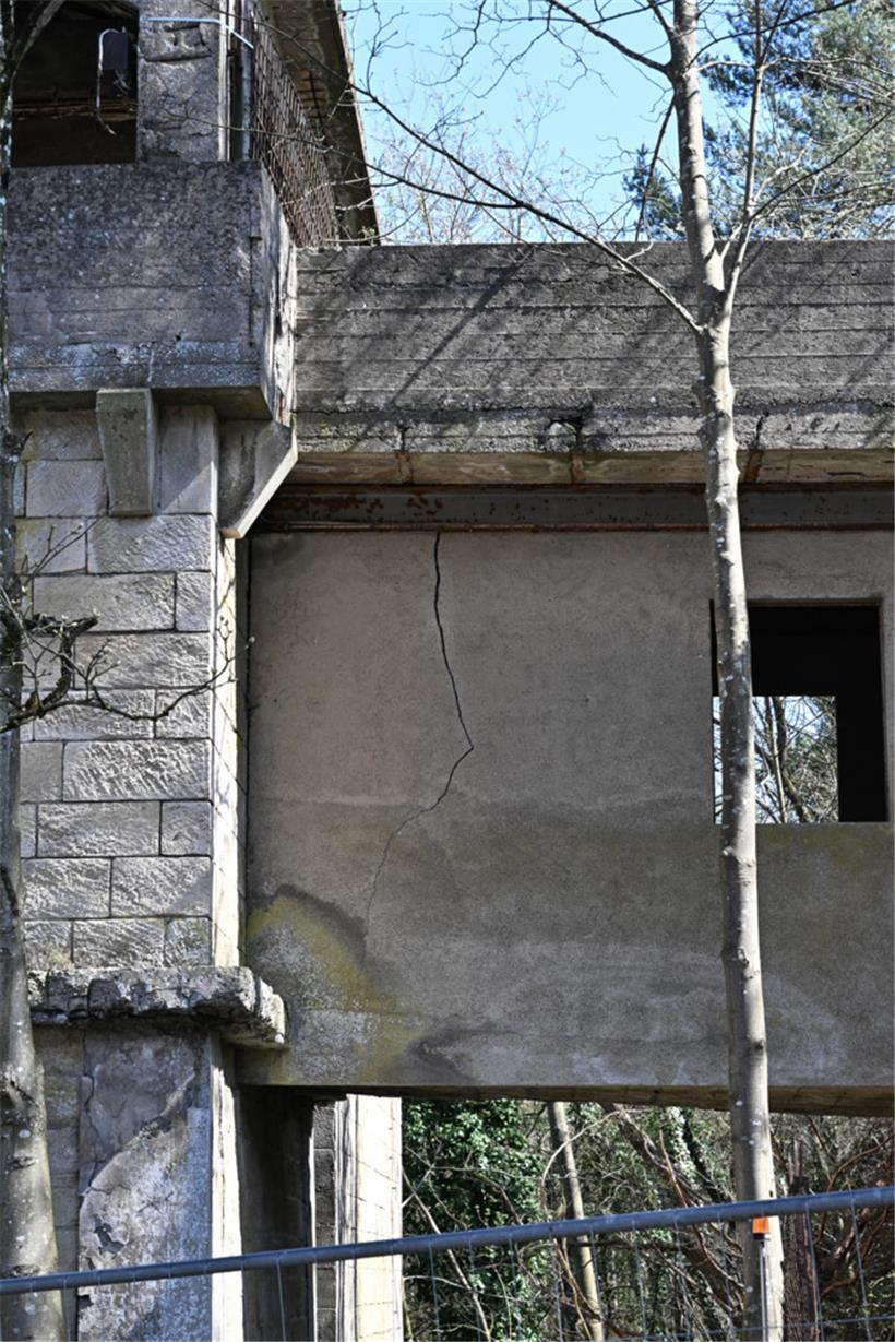 Laut Patrick Soragna sind in den letzten Jahren etliche Risse im Mauerwerk hinzugekommen
