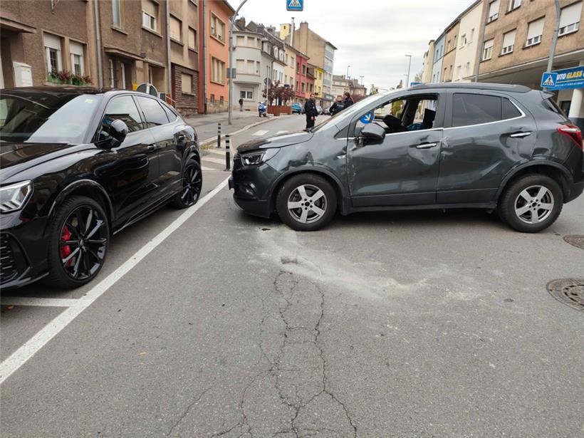 Laut Polizei ist in der rue de Belvaux in Esch ein Fahrzeug gegen parkende Autos geprallt
