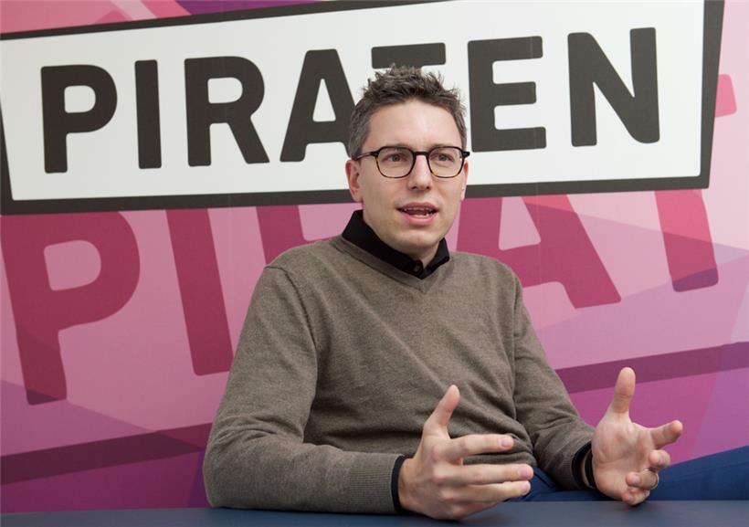 Laut Sven Clement (Piratenpartei) könnte es nach der Tripartite-Sonderkommissionssitzung am Freitagmorgen Neuigkeiten zu möglichen Änderungen im Gesetzesentwurf geben
