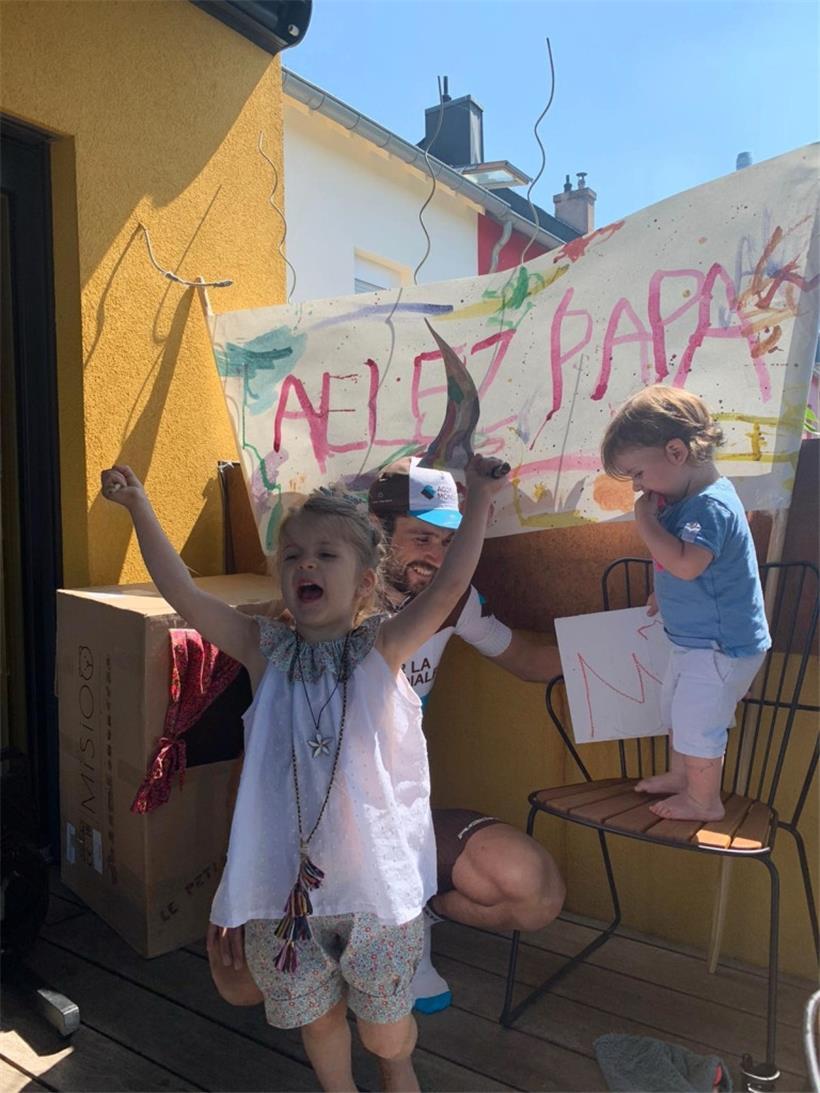 Lautstark und mit Plakaten: Die „Fans“ von Ben Gastauer waren am Sonntag mit seiner Leistung sichtlich zufrieden
