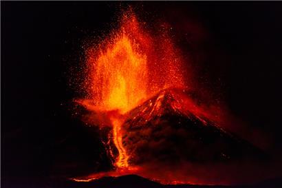 Lava bricht aus dem Südostkrater des Ätna aus
