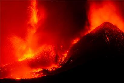 Lavaströme fließen aus dem Ätna-Vulkan vom Südostkrater in Nicolosi. Der Vulkan Ätna auf der italienischen Mittelmeerinsel Sizilien hat erneut Lava und Asche gespuckt
