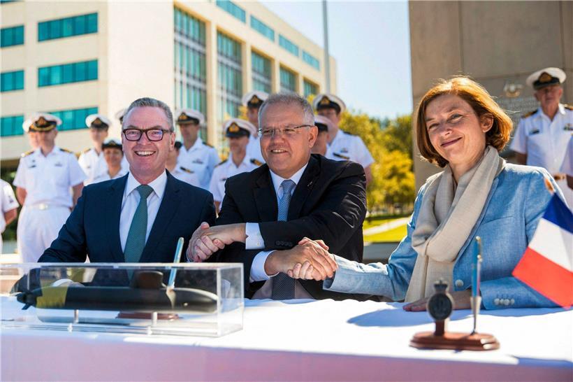 Le 11 février 2019, le premier ministre australien Scott Morrison (centre) assistait à la signature d’un accord sur un partenariat stratégique pour la fourniture de sous-marins français entre les ministres de la Défense Christopher Pyne (Australie) et Florence Parly (France) 
