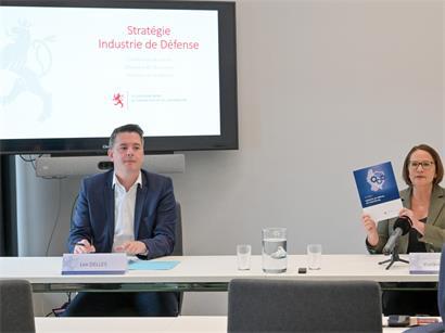 Le 26 mars 2026, la ministre de la Défense Yuriko Backes et le ministre de l’Economie Lex Delles présentaient la première „Stratégie industrie de défense du Luxembourg“