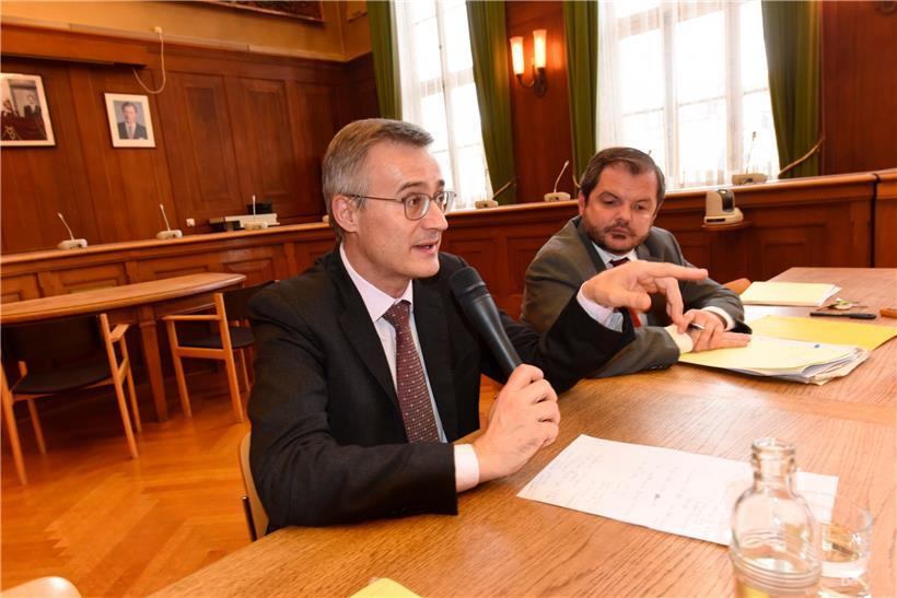 Le 30 mai 2016, le ministre de la Justice Félix Braz (ici aux côtés de Dan Codello) présente le projet de loi sur la nationalité luxembourgeoise à l’hôtel de ville d’Esch lors d’une soirée d’information
