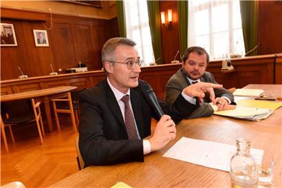 Le 30 mai 2016, le ministre de la Justice Félix Braz (ici aux côtés de Dan Codello) présente le projet de loi sur la nationalité luxembourgeoise à l’hôtel de ville d’Esch lors d’une soirée d’information
