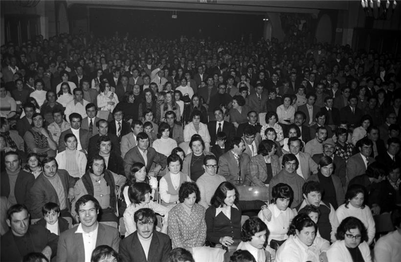 Le 6 octobre 1974, la section luxembourgeoise du Parti socialiste portugais invite à une réunion d’information au Casino syndical de Bonnevoie. 800 personnes y assistent. 
