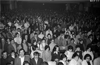 Le 6 octobre 1974, la section luxembourgeoise du Parti socialiste portugais invite à une réunion d’information au Casino syndical de Bonnevoie. 800 personnes y assistent. 
