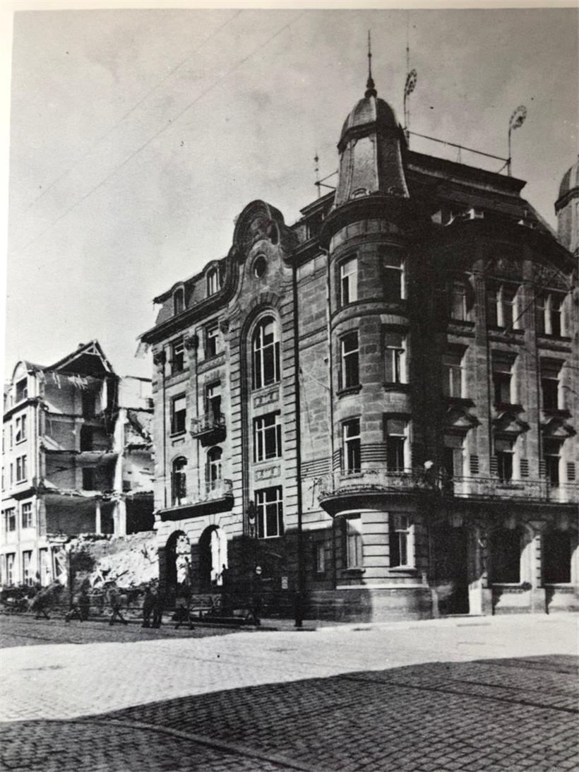 Le 9 août 1945 une bombe détruit l’Hôtel Staar (anciennement „Grand Bazar Champagne“)
