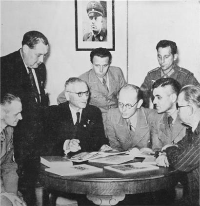 Le Chef de la VdB, Damien Kratzenberg (au milieu, portant costume noir et lunettes), entouré d’Ortsgruppenleiter. Le deuxième à sa droite, Alfons Peffer, proclamait encore sa fidélité à son Führer en juillet 1944.
