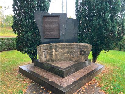 Le Mémorial de la Déportation à la gare de Hollerich est un bon exemple de confusion mémorielle. Le texte sur la plaque n’a rien à voir avec les Juifs, mais on a ajouté les étoiles de David sur le socle du monument. Les enrôlés de force n’étaient pas des déportés. Les véritables déportés, les Juifs,…
