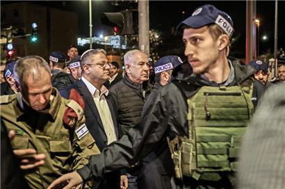 Le Premier ministre israélien Benyamin Netanyahou et le ministre de la Sécurité nationale Itamar Ben Gvir sur les lieux de l’attaque meurtrière à Jérusalem-Est
