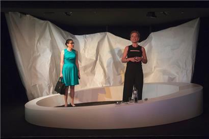 Le Théâtre ouvert de Luxembourg fête ses 50 ans. L’occasion de remercier ceux qui ont rendu l’aventure possible pour la directrice artistique Véronique Fauconnet (ici à gauche dans la pièce „Chien-Chien“, aux côtés de Colette Kieffer, sur les planches du TOL en 2019)
