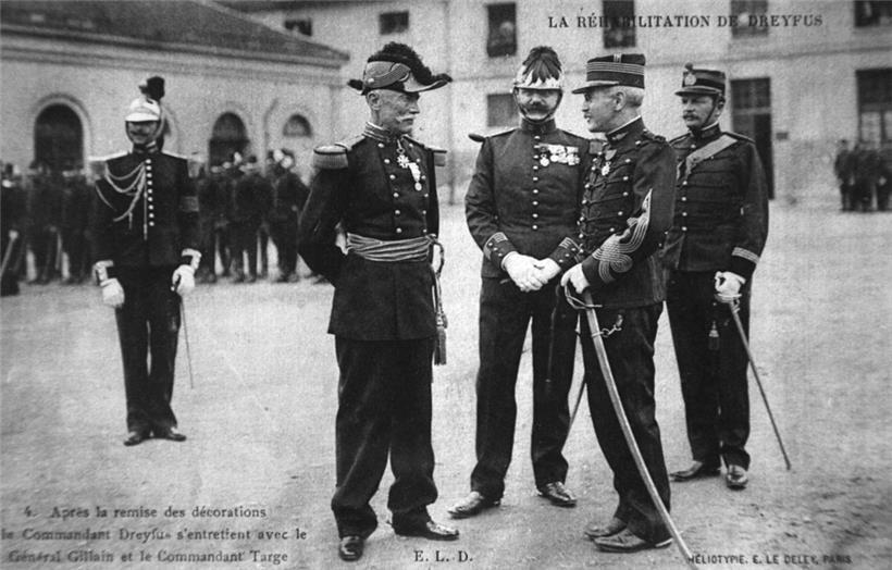 Le capitaine Alfred Dreyfus (2e de droite) parle avec le général Gillain (centre) après avoir été honoré avec la Légion d’honneur lors d’une cérémonie de réhabilitation à l’école militaire de Paris le 21 juillet 1906
