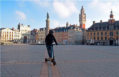 Le centre de Lille quasiment déserté au premier jour du reconfinement qui touche surtout le nord-est de la France
