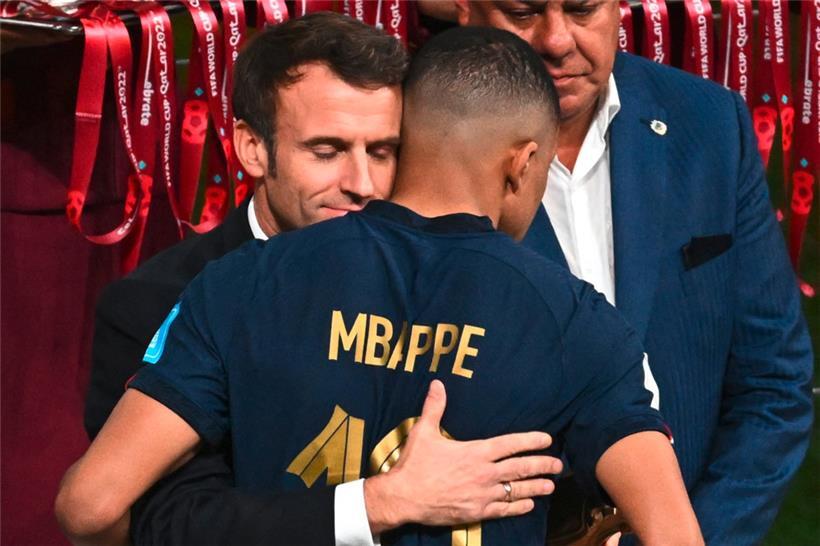 „Le champion du monde de la gêne“: l’opposition a fermement critiqué Emmanuel Macron après son escale présidentielle au Qatar
