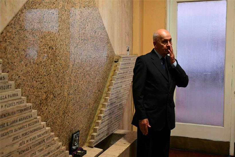 Le chauffeur et assistant du poète Pablo Neruda, Manuel Araya, à Santiago du Chili, le 16 février
