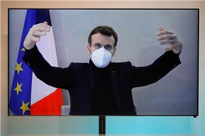 Le chef d’Etat français Emmanuel Macron se prononce dans pendant une visioconférence avant son confinement dans la résidence présidentielle du parc de Versailles
