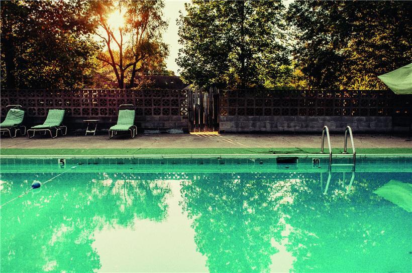 Le cliché d’une piscine qui entre en résonance avec un extrait du script de „No Country For Old Men“ des frères Cohen
