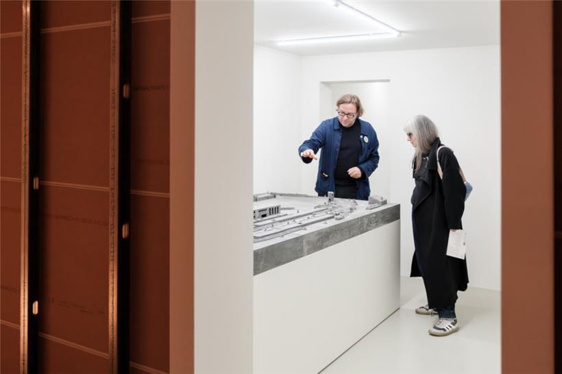 Le commissaire de l’exposition, Charles Wennig, devant „Stilllegung“, une œuvre très personnelle et familiale de Ben Greber
