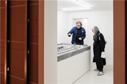 Le commissaire de l’exposition, Charles Wennig, devant „Stilllegung“, une œuvre très personnelle et familiale de Ben Greber
