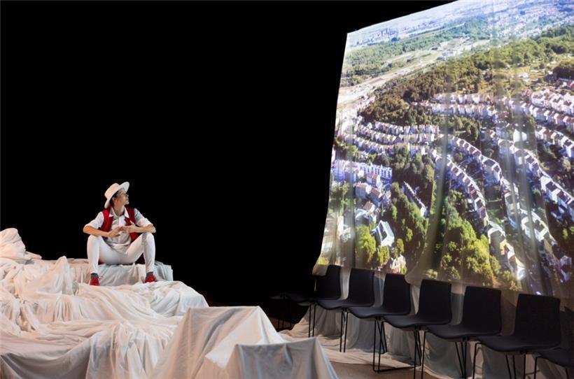 Le décor minimaliste de „So mir: à quels lieux tu appartiens?“, réhaussé ici par une photo du sociologue et photographe David Schalliol
