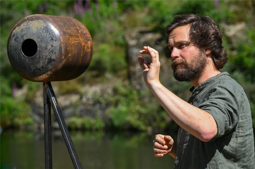 Le designer Olivier Lacrouts devant une des quatre stations d’écoute de son installation Aquacanta
