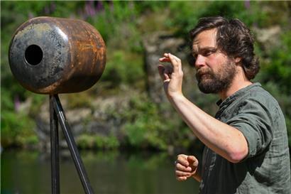 Le designer Olivier Lacrouts devant une des quatre stations d’écoute de son installation Aquacanta
