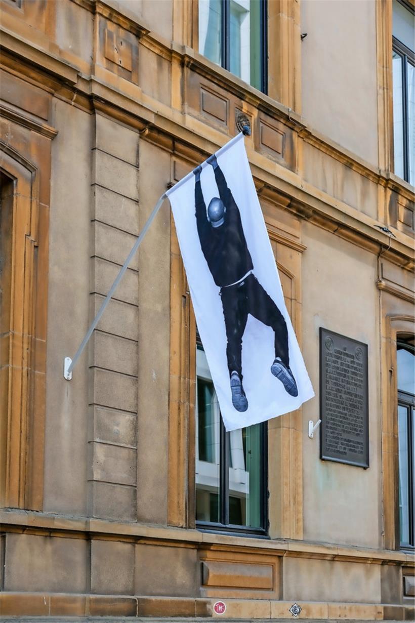 Le drapeau conçu par l’artiste et designer luxembourgeois Reza Kianpour, sur la façade du Forum Casino d’art contemporain
