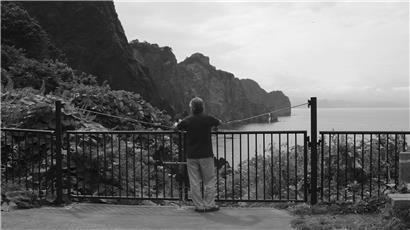 Le film alterne couleurs et noir et blanc, entretiens cadrés avec images saisies au vol de voyages et de routes, mais également des plans plus méditatifs
