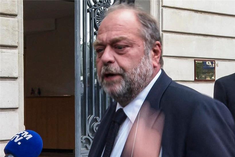 Le garde des Sceaux Eric Dupond-Moretti répond aux questions des médias devant la Cour de justice à Paris
