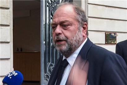 Le garde des Sceaux Eric Dupond-Moretti répond aux questions des médias devant la Cour de justice à Paris
