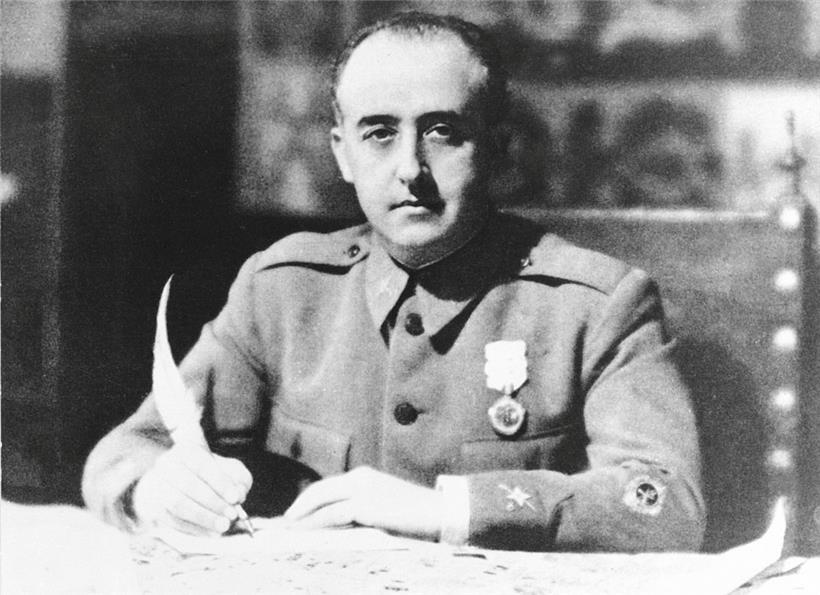 Le général Franco en 1936: entre scandales d’Etat en Espagne et traumatismes familiaux, la vie ressemble à une pièce jetée au hasard
