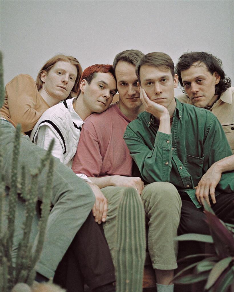 Braake Musiker spielt elektronische Musik live in Berlin bei urbanem Konzert mit DJ-Equipment und Synthesizern