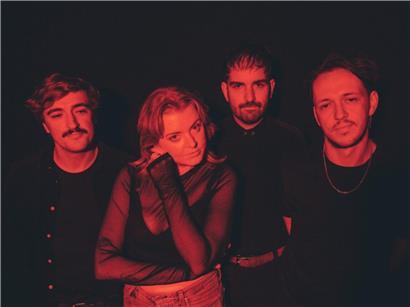 Karla Chubb (2ième d.g.) est au centre du groupe irlandais Sprints